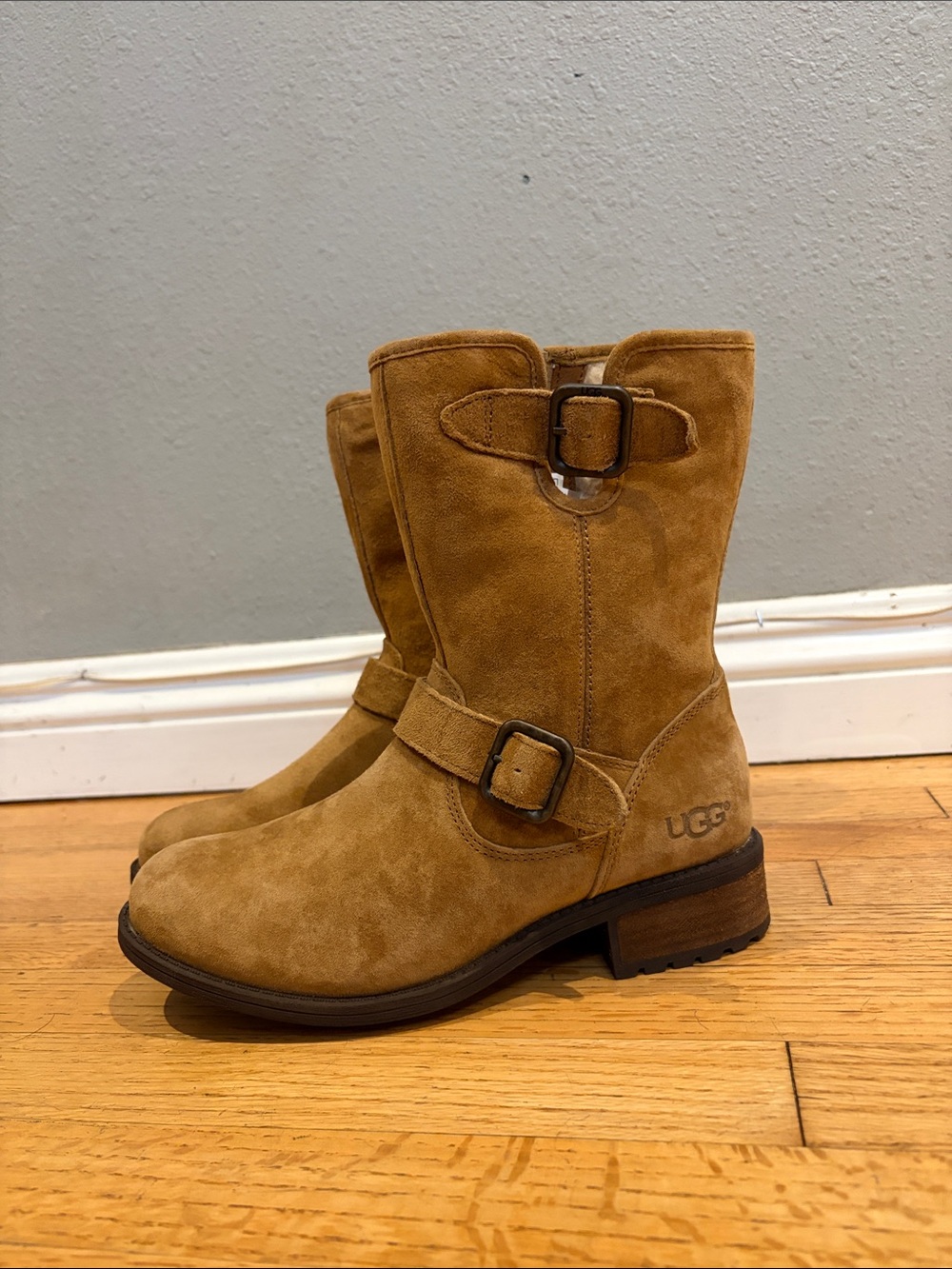 Ugg Chaney Suede Boot New w/o the box size 6.5 - Picture 3 of 17